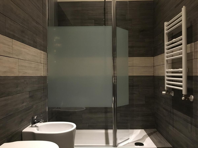 Bathroom 4, Romano Rooms, Catania