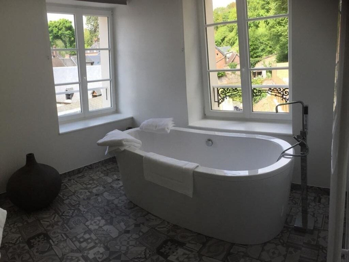 Bathroom 5, L'escale de Broglie, Eure