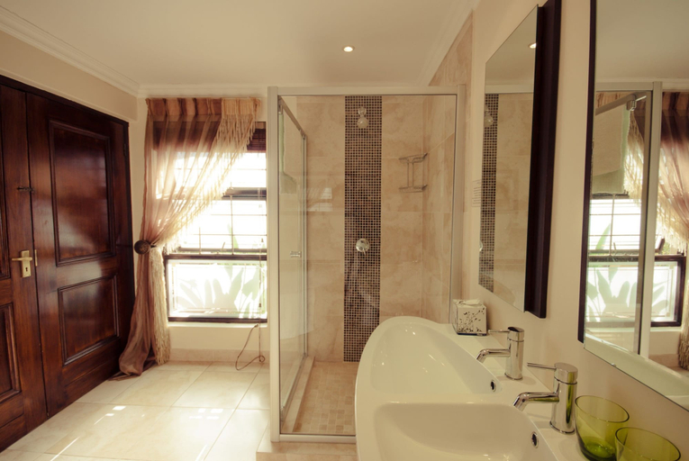 Bathroom 5, Lourie Lodge, City of Johannesburg