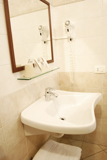 Bathroom 3, Greta Rooms Hotel, Trapani