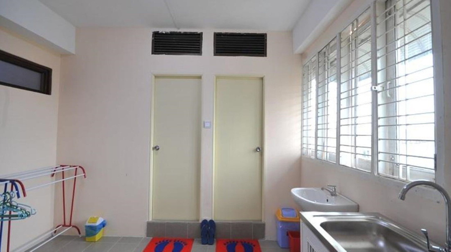 Bathroom 4, Myint Myat Guest House, Yangon