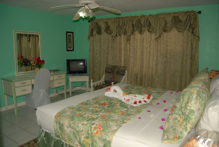 Bedroom 3, PinkHibiscus Guest House