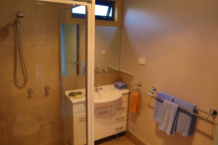 Bathroom 3, Strahan Bungalows, West Coast