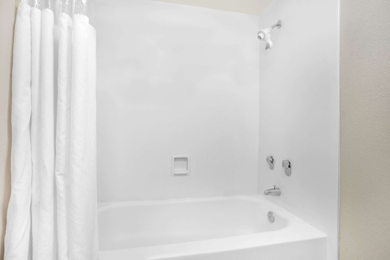 Bathroom 4, Super 8 by Wyndham Austell/Six Flags, Cobb
