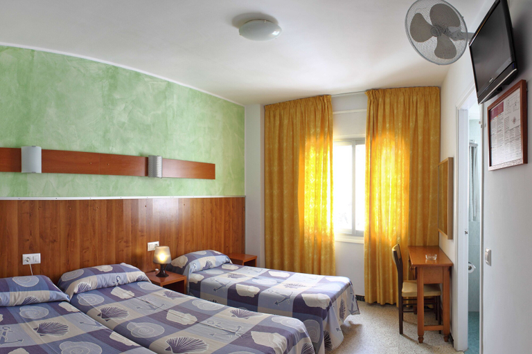 Bedroom 2, Pensión El Amigo, Girona