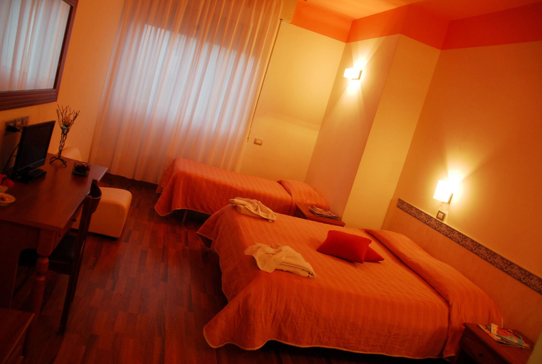 Bedroom 2, Hotel Golden, Rimini