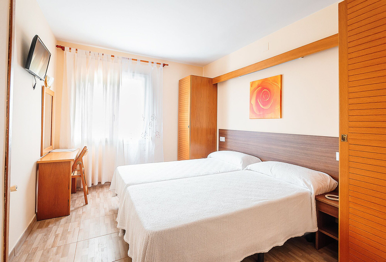 Bedroom 2, Hotel Silvia, Girona