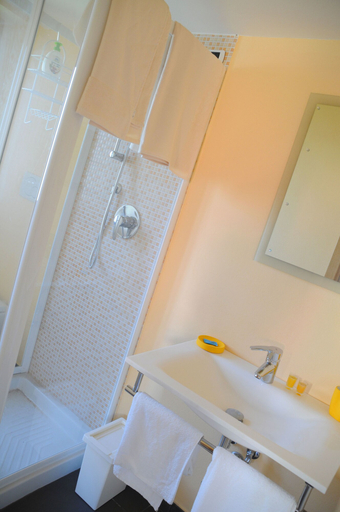 Bathroom 3, La Circumetnea B&B, Catania