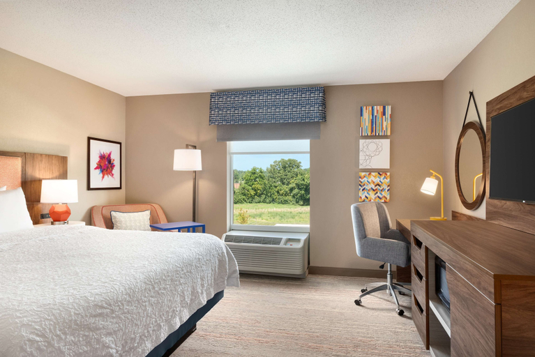 Bedroom 3, Hampton Inn St. Louis - Columbia, Monroe