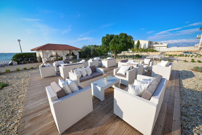 Others 5, Sunset Apartments, Vir