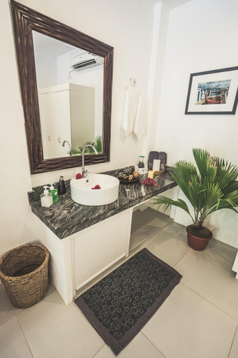 Bathroom 5, Evolution Dive and Beach Resort, Daanbantayan