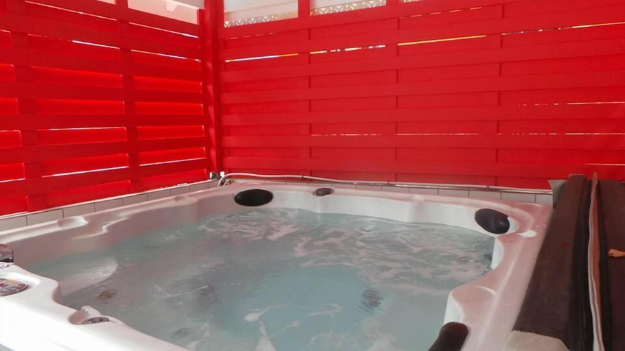 Bathroom 5, La Pointe D'Argent, Pointe-Noire