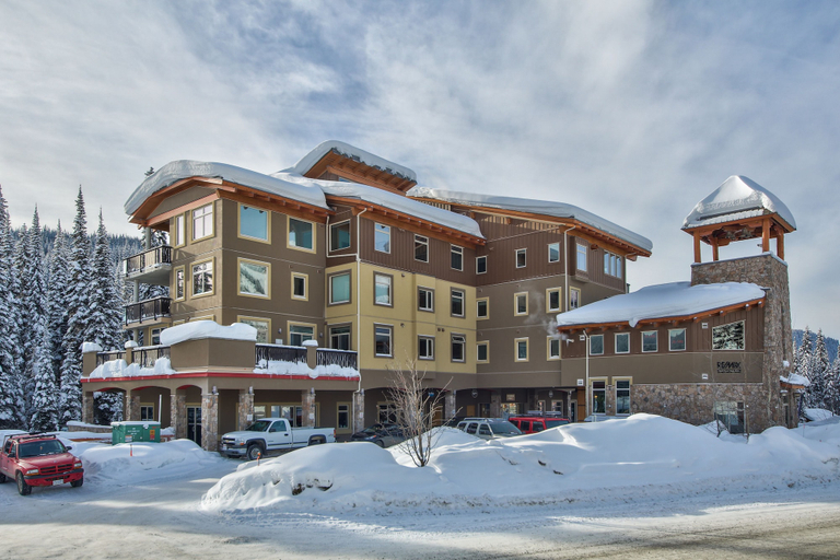 Exterior & Views
