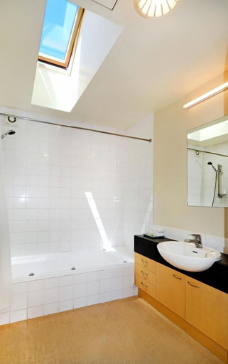 Bathroom 3, Papanui Court Motel, Christchurch