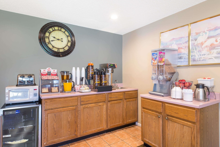 Food & Drinks 5, Super 8 by Wyndham Olney, Richland
