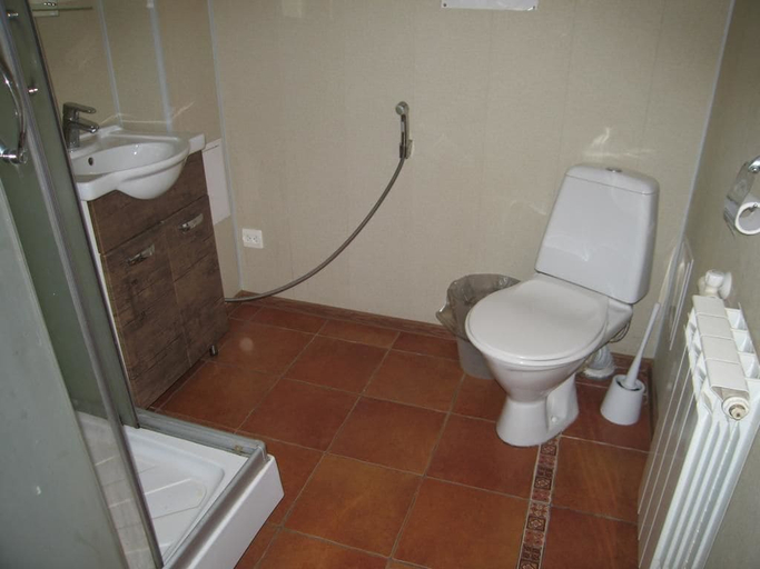 Bathroom 3, Motel Nadezhda, Vsevolzhskiy rayon