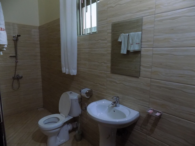 Bathroom 4, City Entry Hotel, Mbarara