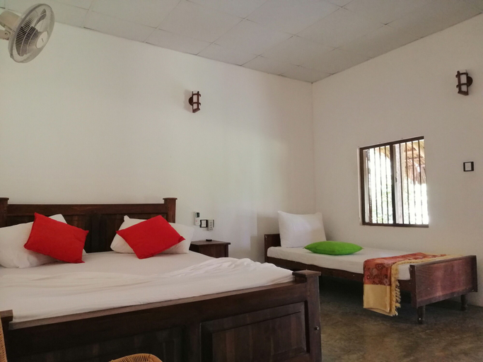 Bedroom 2, Ama Villa Homestay, Hingurakgoda