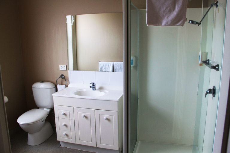 Bathroom 3, Sporties Hotel, Launceston - Pt B