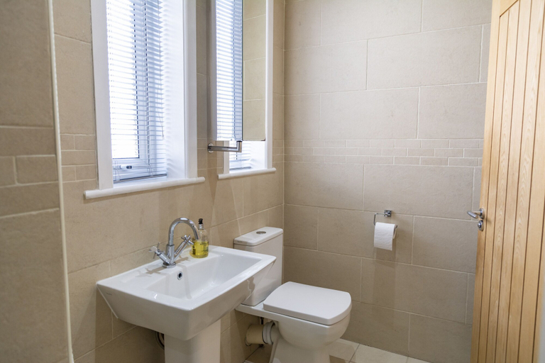 Bathroom 4, Whitefield Charm Cozy 2 Bedroom Apartment Sleeps 8, Bury