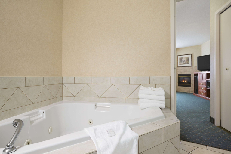 Bathroom 4, Travelodge by Wyndham Strathmore, Division No. 5