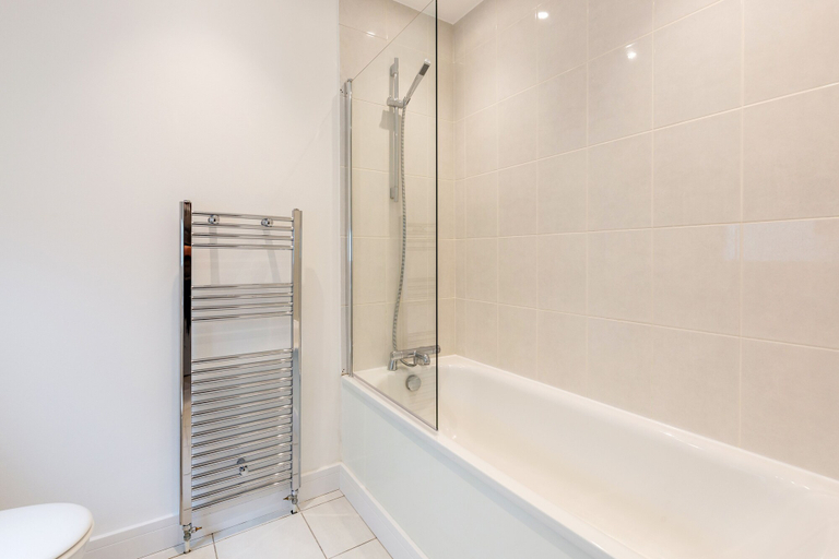 Bathroom 4, HiikotsHomes - Dartford, Kent