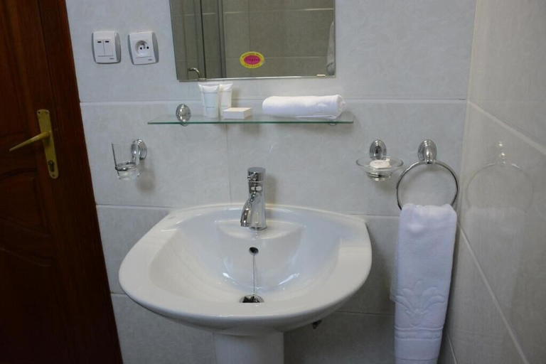 Bathroom 3, La Posh Hotel, Nyarugenge