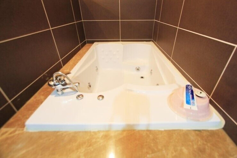 Bathroom 5, Chakan Hotel, Gunsan