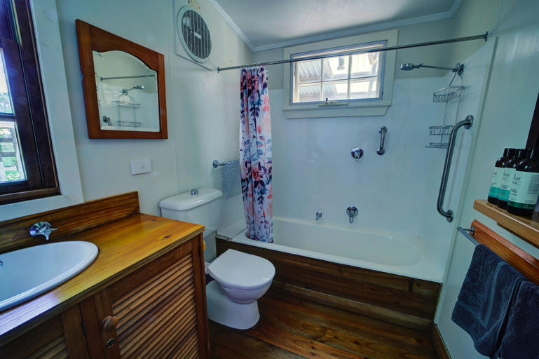 Bathroom 3, Cherry Plum Cottages, Moyne - South