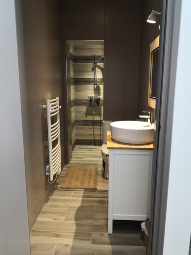 Bathroom 5, Les 7 Sources, Val-d'Oise
