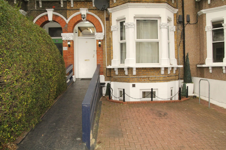 Exterior & Views 24