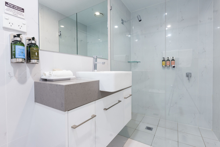 Bathroom 4, The Lucky Hotel, Newcastle - Inner City