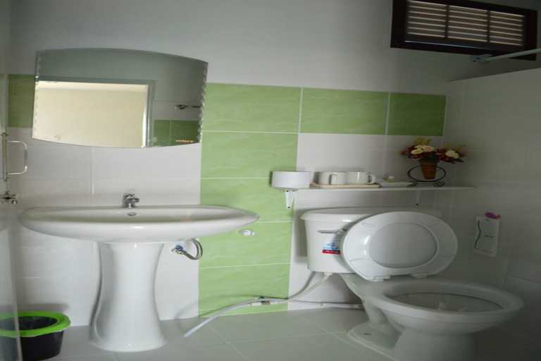 Bathroom 5, Nan Treasure, K. Phu Pieng