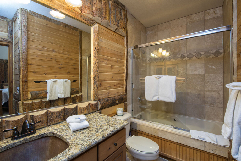 Bathroom, Riverbend Lodge by Great Western Lodging, Summit