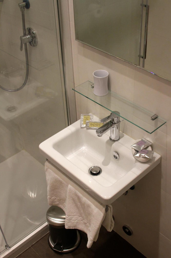 Bathroom 2, St. Peter's Relax, Rome