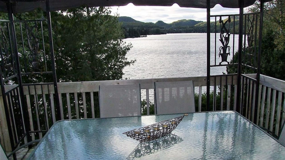 Sport & Beauty, Duhamel Rock Cliff 3-Bedroom Waterfront Chalet, Les Laurentides
