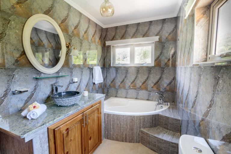 Bathroom 4, Flora's Self Catering