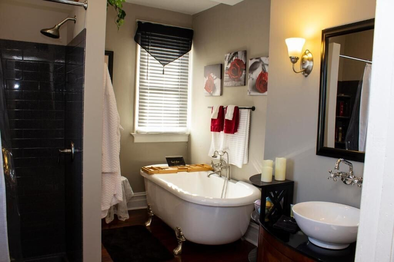 Bathroom 5, The Katherine Holle House, Jefferson