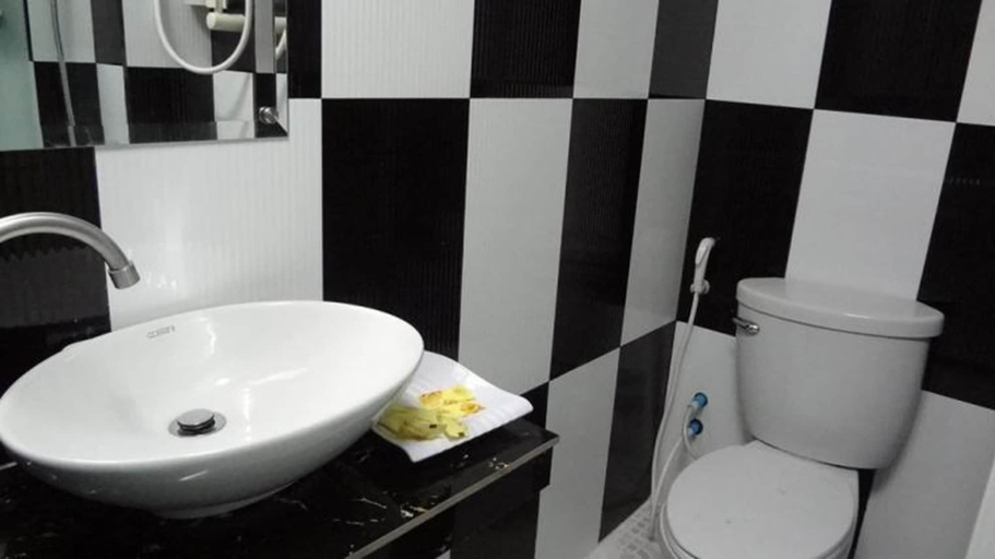 Bathroom 3, Capitol 3 Guesthouse, Phnom Penh