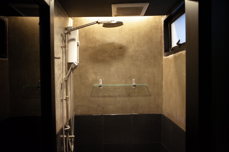 Bathroom 5, C40Winks Hostel, Bang Rak