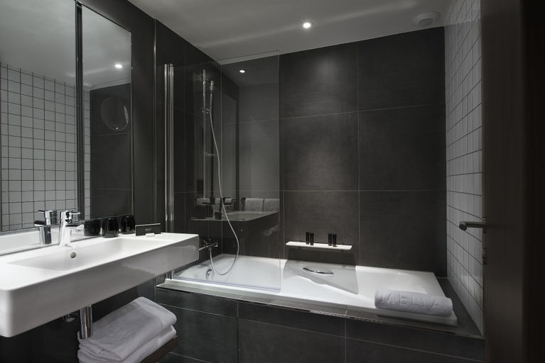 Bathroom 5, Melia Paris La Defense, Hauts-de-Seine