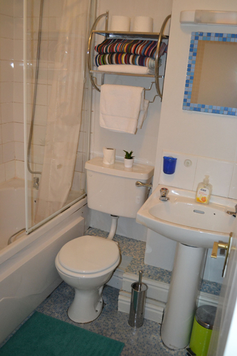 Bathroom, Abbey Street City Centre Apartment, Dublin