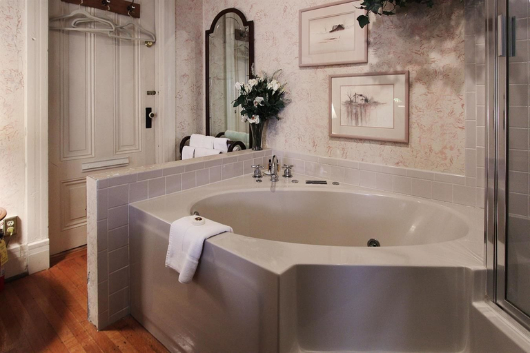 Bathroom 4, Old Northside Bed & Breakfast, Marion