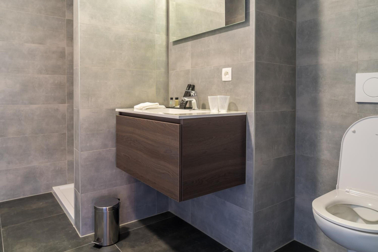Bathroom 5, Hotel Huron, Antwerpen