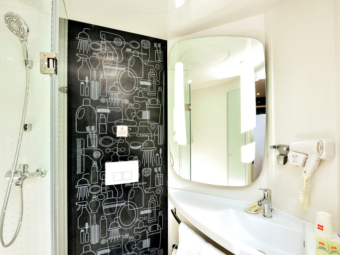 Bathroom 5, ibis Wenzhou University Hotel, Wenzhou