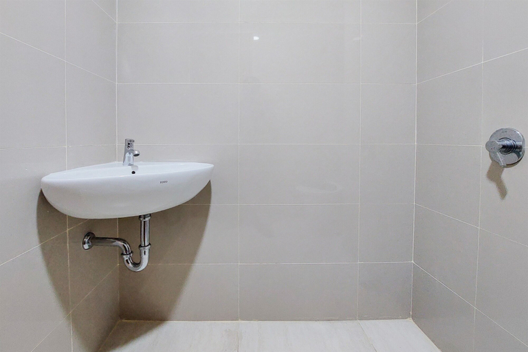 Bathroom 4, Simply Look Studio Apartment At B Residence, Tangerang Selatan
