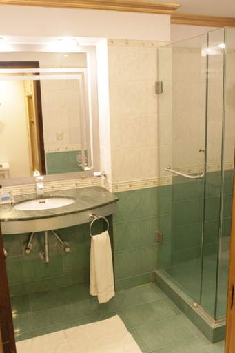 Bathroom 3, Hotel Falettis Express DHA, Lahore