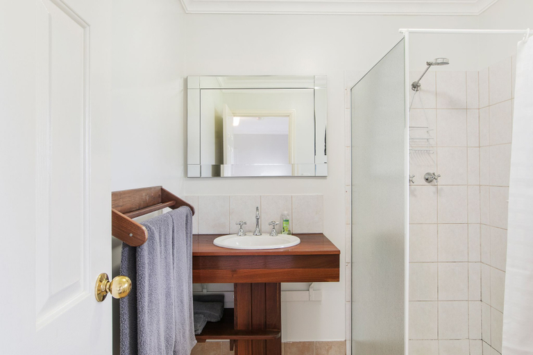 Bathroom 4, Shambhala Guesthouse, Bridgetown-Greenbushes