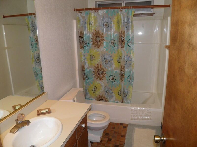 Bathroom 3, 835 Paloma Ave., El Dorado