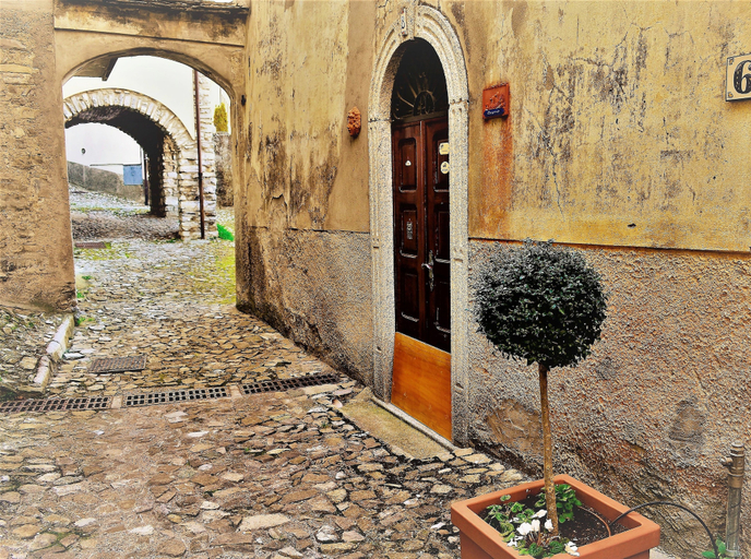Exterior 2, Home Love Home, Como